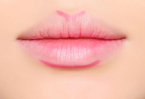 Step1：唇部打底之后，用粉色唇部在唇峰和唇底线勾画。